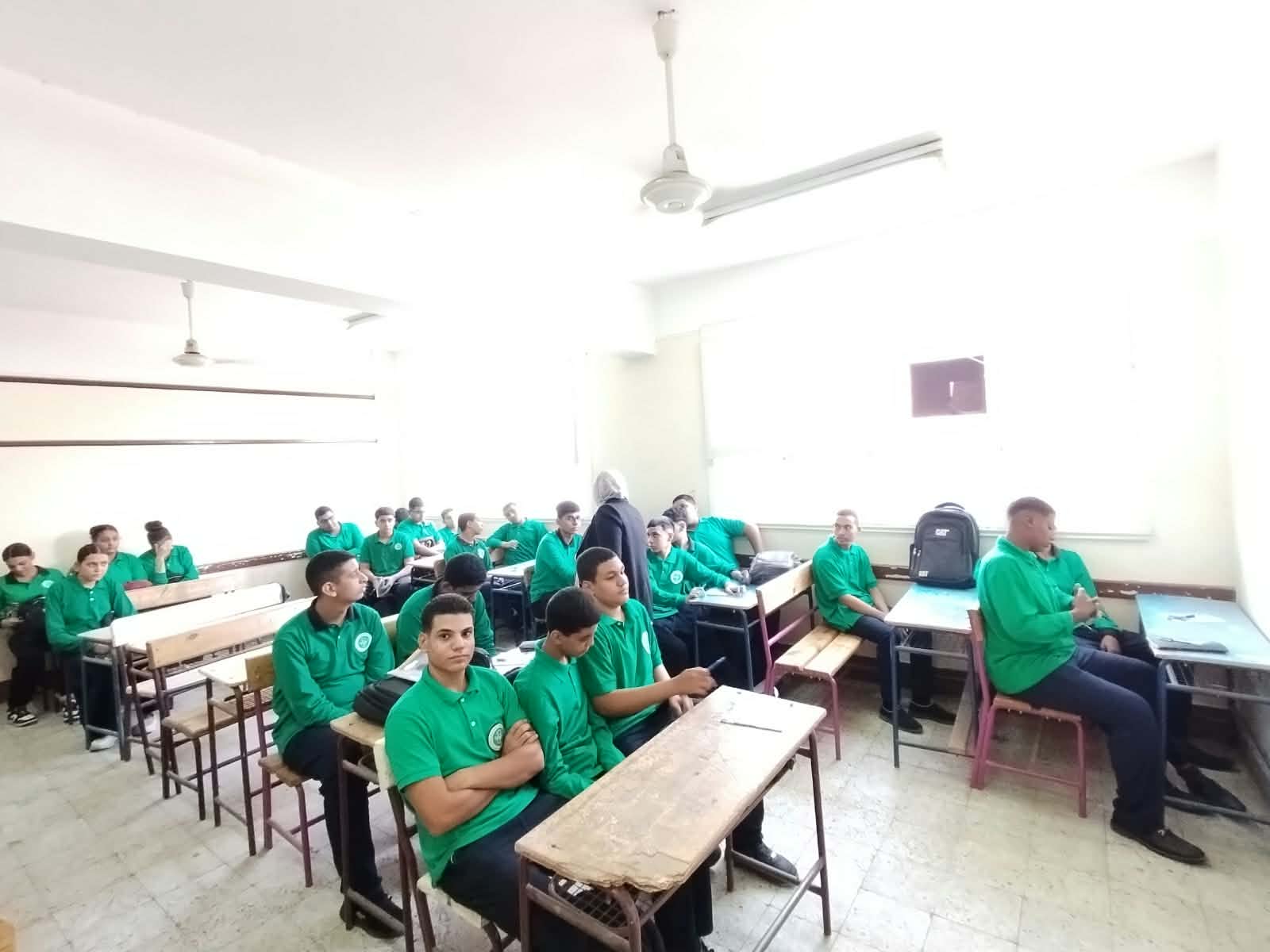 طلبة الثانوية الفندقية بالأقصر ينتظمون في أول يوم بالعام الدراسي