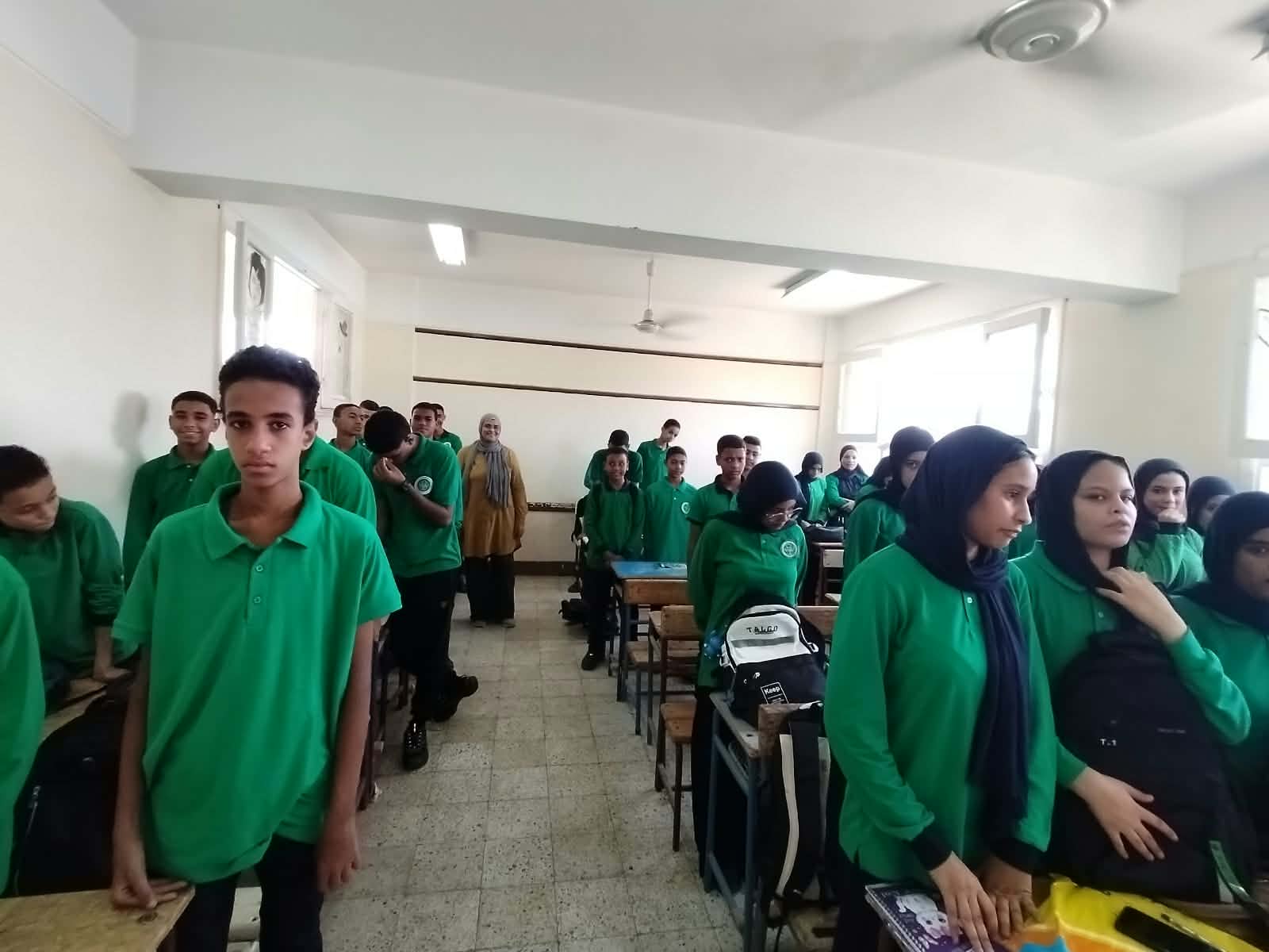 طلبة الثانوية الفندقية بالأقصر ينتظمون في أول يوم