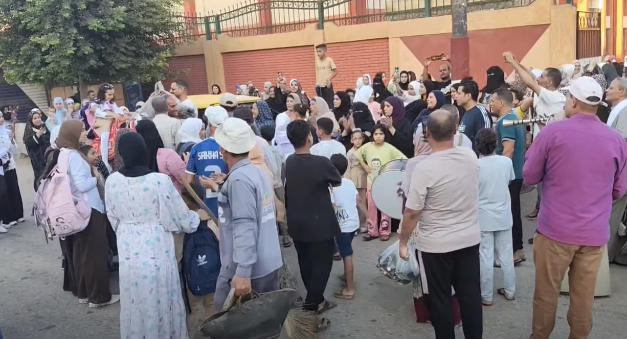 زفة بالطبل البلدي بمدرسة بقرية الحمراوي