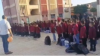 مدير مدرسة مسطروه يرتدي شبشبا في الطابور