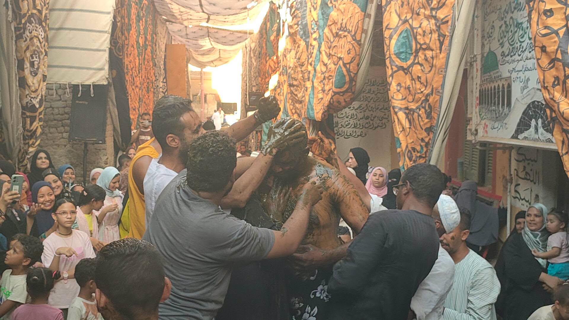 فرحة أصدقاء العريس بالحنة الإسناوى التراثية