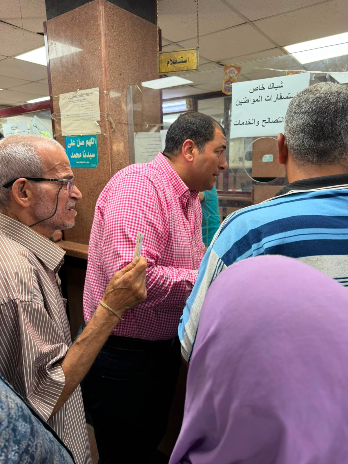 رئيس أوسيم يتابع طلبات المواطنين بالمركز التكنولوجى (3)