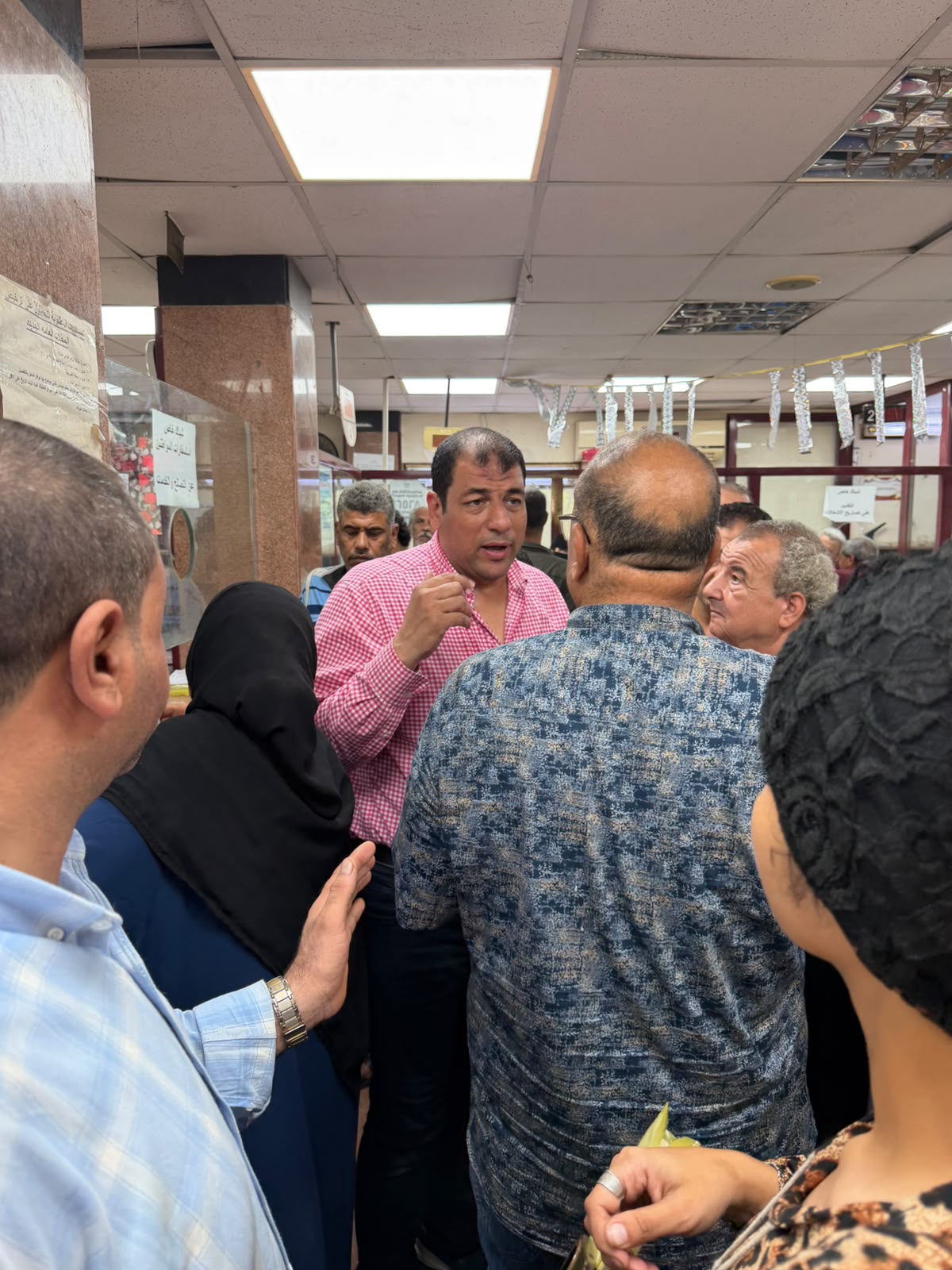 رئيس أوسيم يتابع طلبات المواطنين بالمركز التكنولوجى (1)