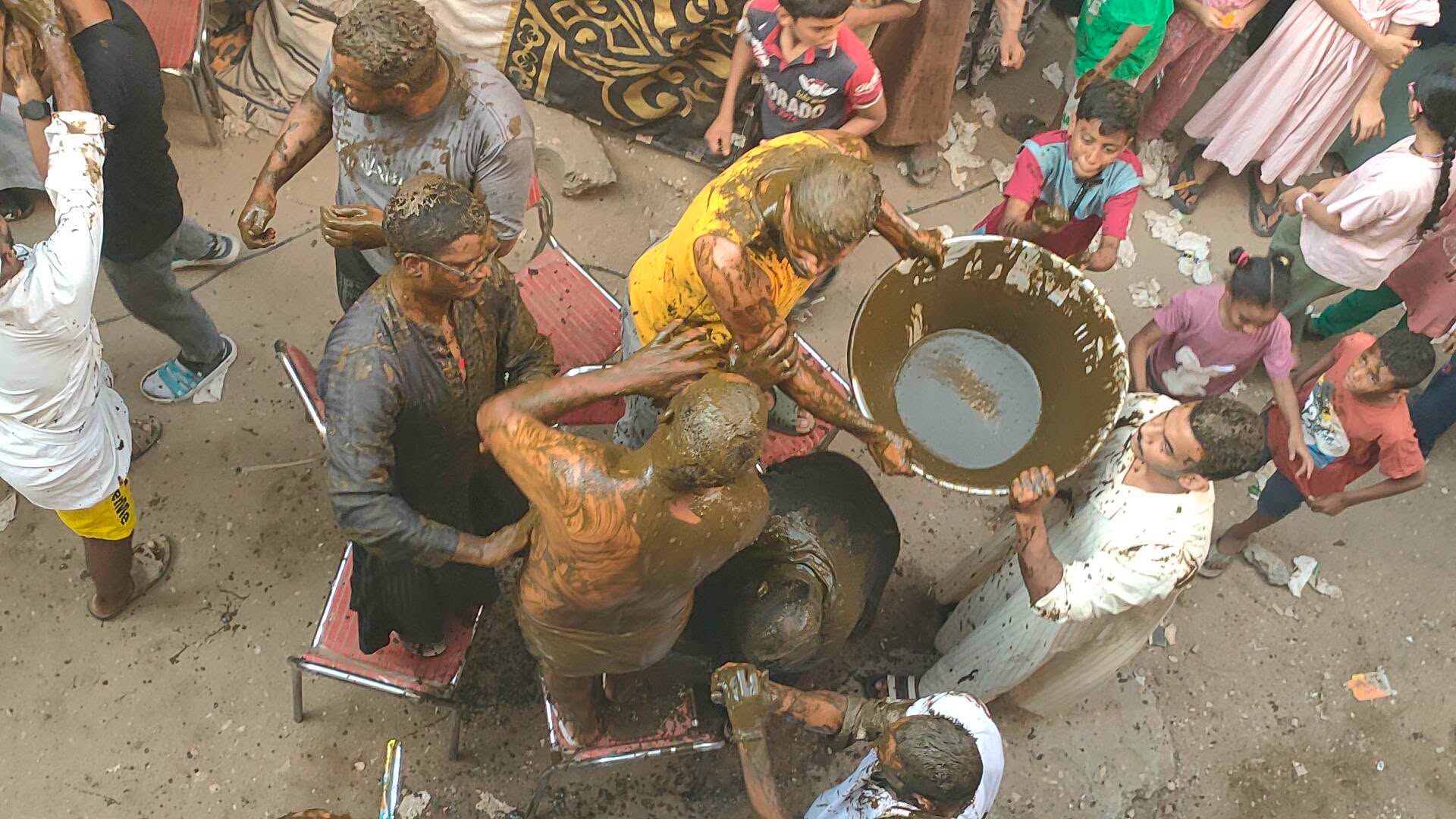 الشباب غارقون فى الحنة الإسناوى أبرز مظاهر المناسبات