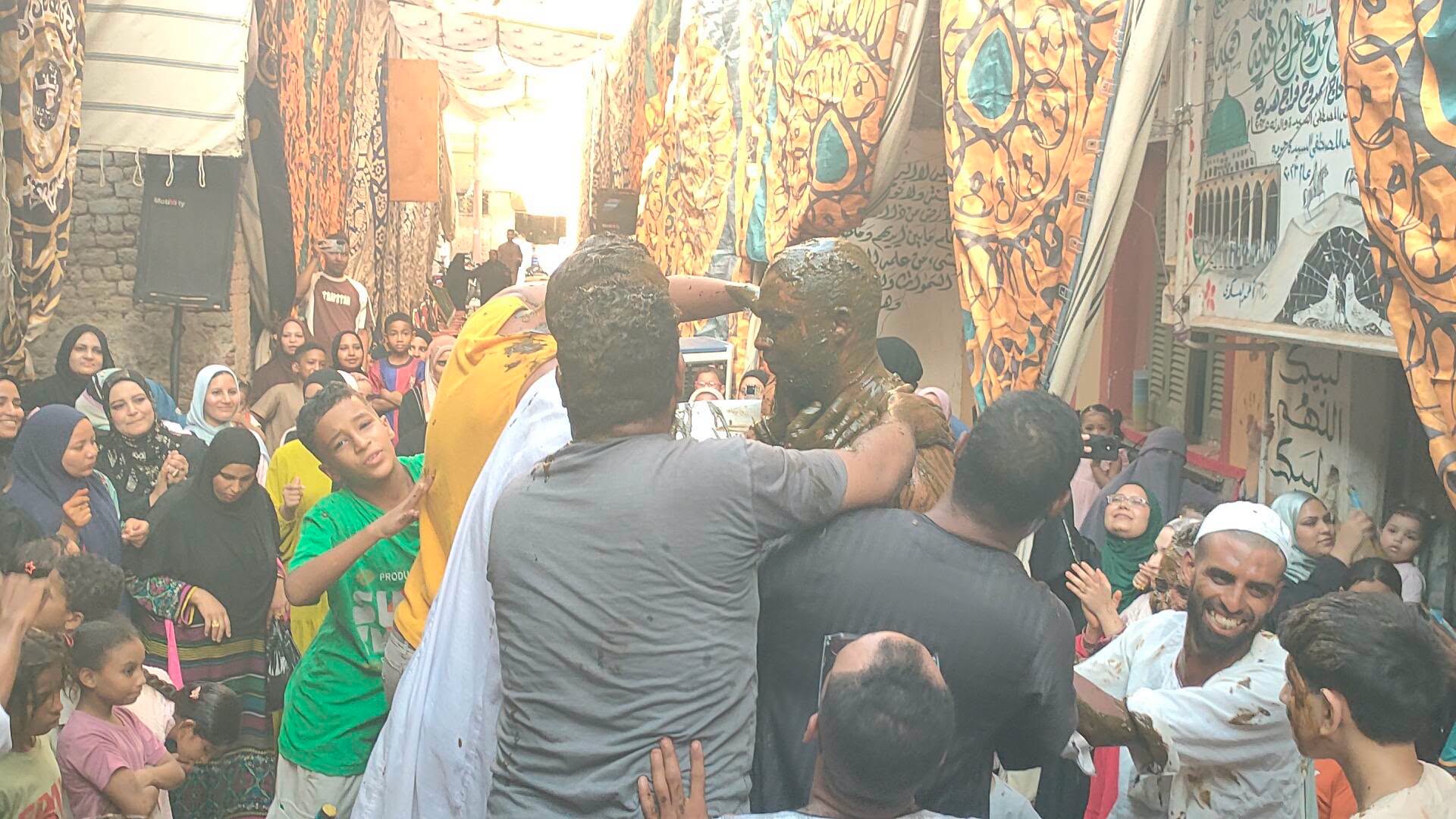 فرحة أصدقاء العريس بالحنة الإسناوى الشهيرة