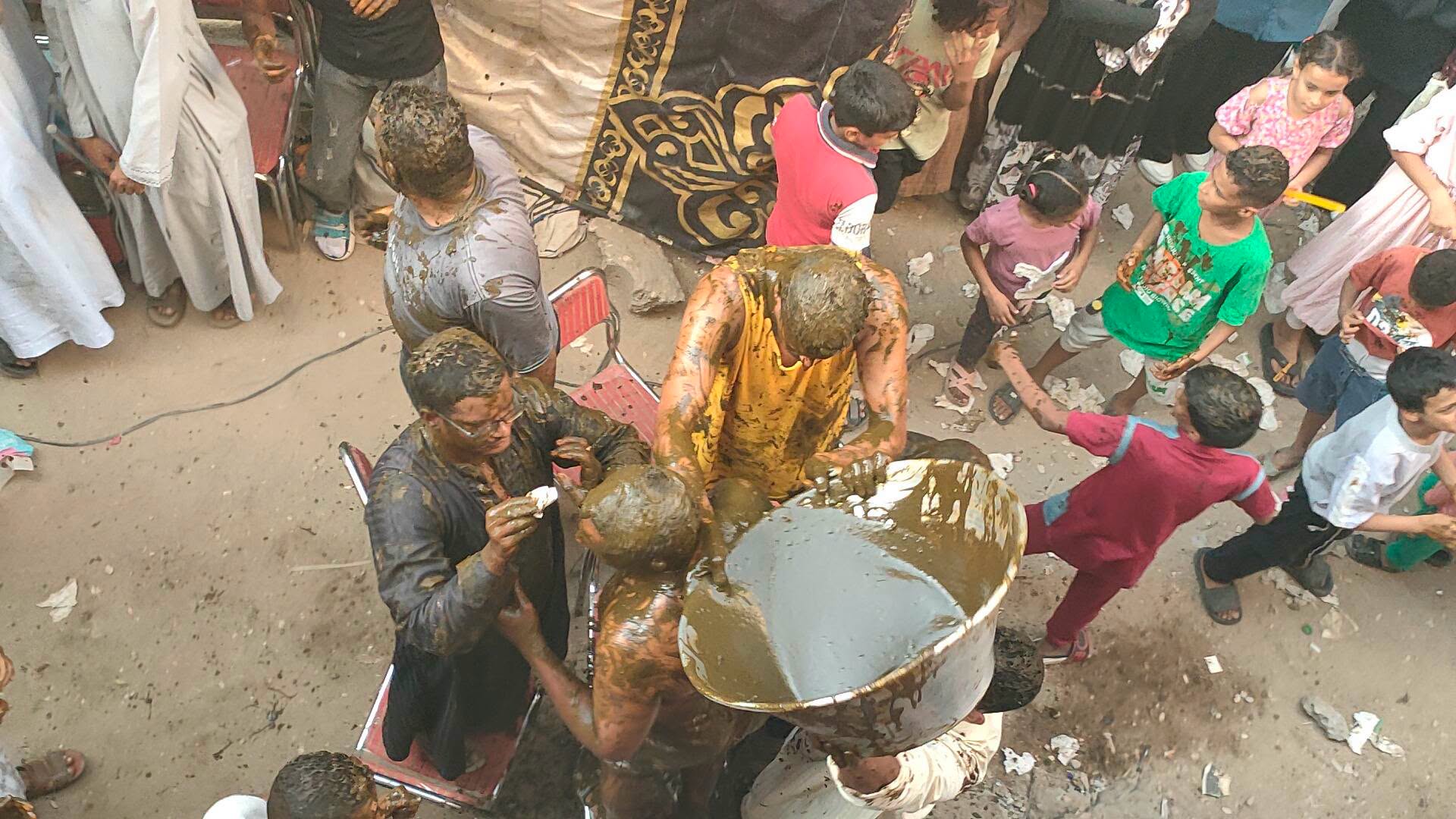 وضع كميات الحنة الإسناوى على العريس يوم فرحته