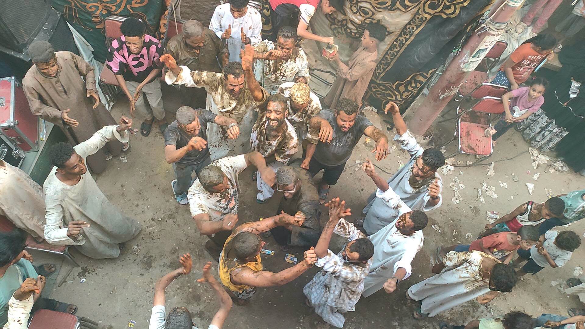 فرحة الشباب بالعريس بالحنة الإسناوى التراثية