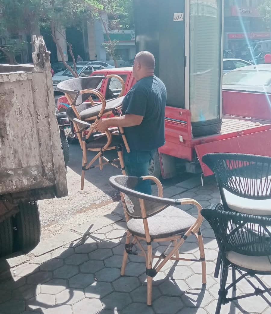 لجنة التفتيش خلال فحص المحل لجنة التفتيش خلال فحص المحل