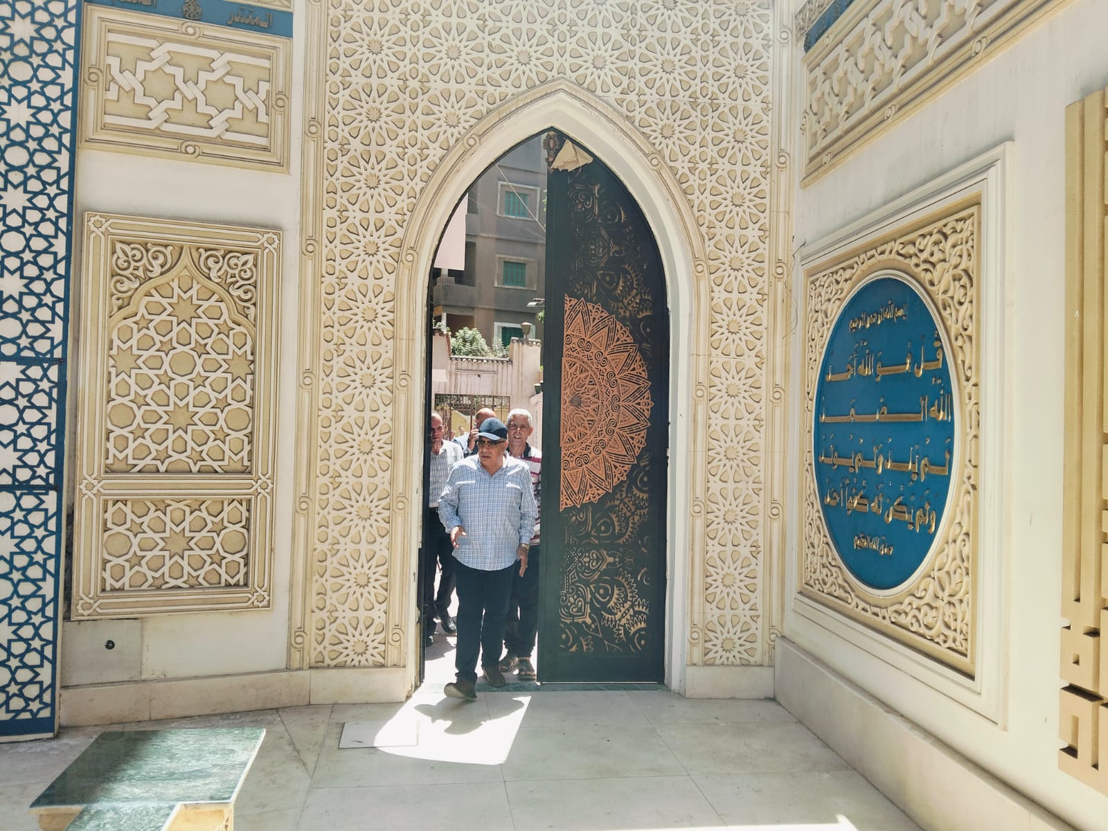 جولة المحافظ داخل الضريح