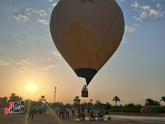 العمل-فى-تجهيز-البالون-للتحليق-بأرض-مطار-البالون العمل-فى-تجهيز-البالون-للتحليق-بأرض-مطار-البالون
