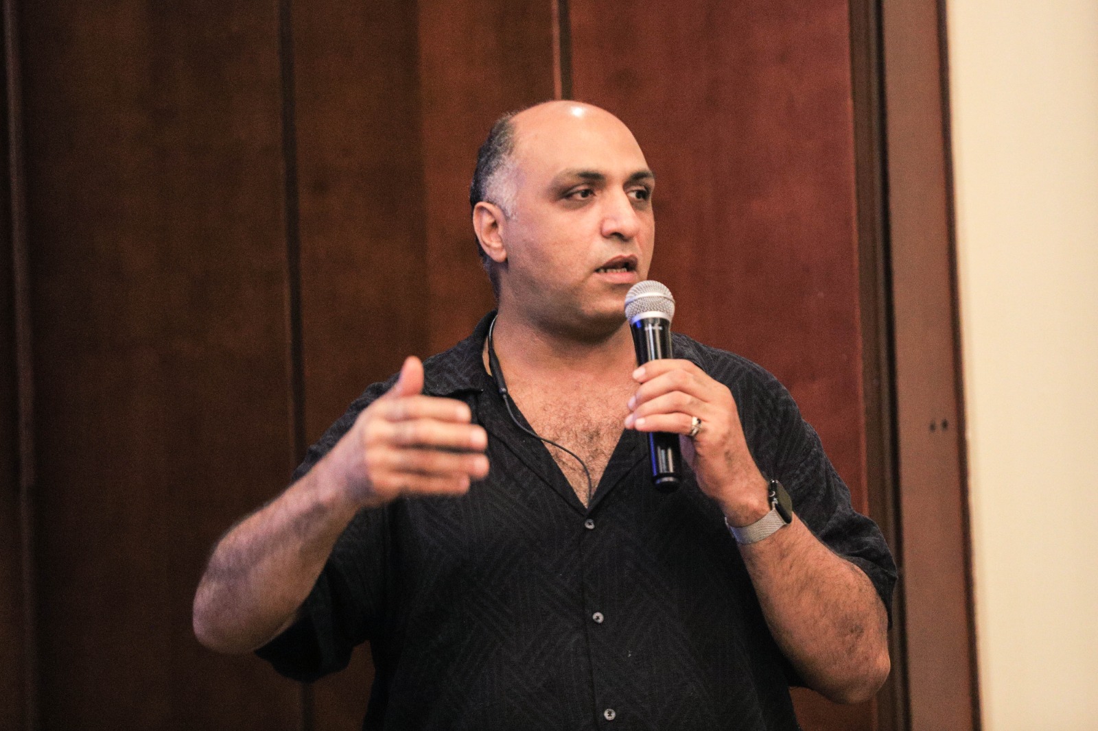 الكاتب الروائي وائل السمري الكاتب الروائي وائل السمري
