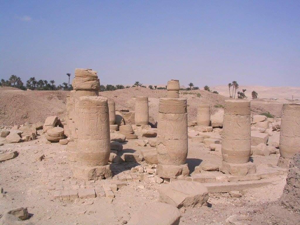 بقايا منازل بالشيخ عبادة