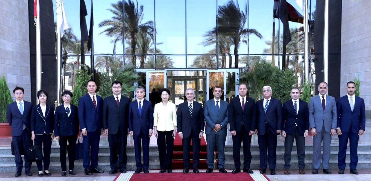 وزير العدل ومساعديه والوفد الصيني