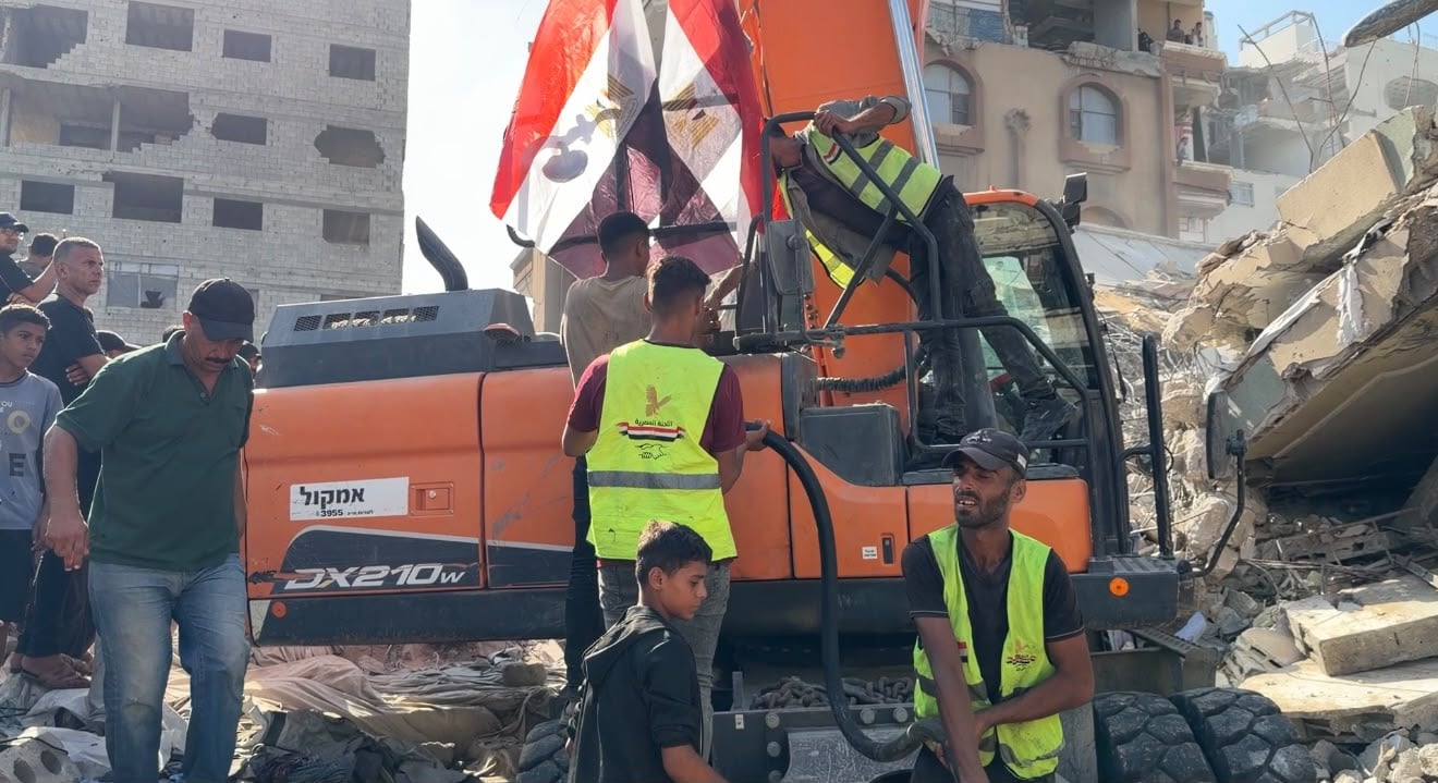 آليات اللجنة المصرية تباشر رفع الركام وانتشال الجثامين آليات اللجنة المصرية تباشر رفع الركام وانتشال الجثامين