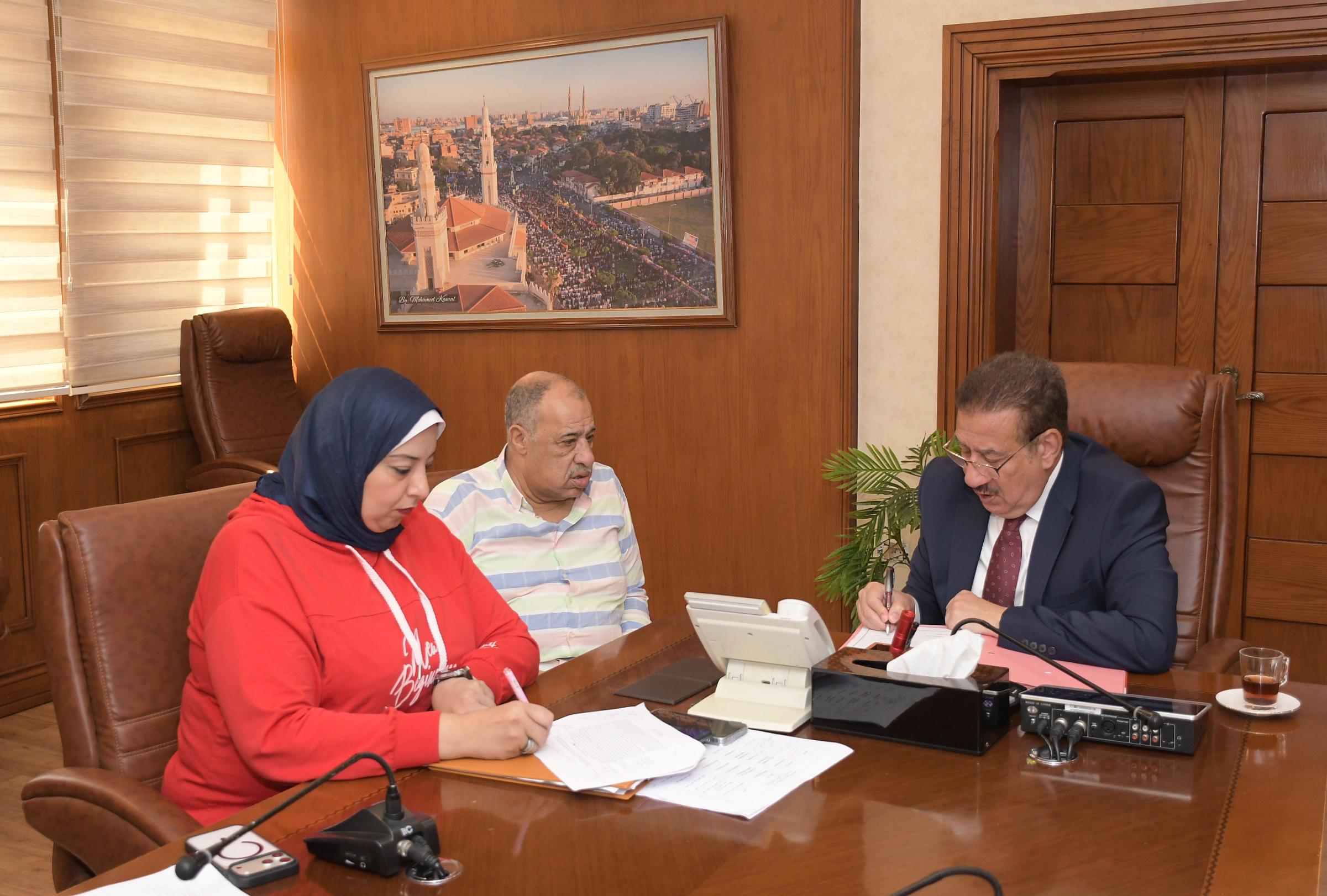 محافظ بورسعيد يستمع للمواطنين