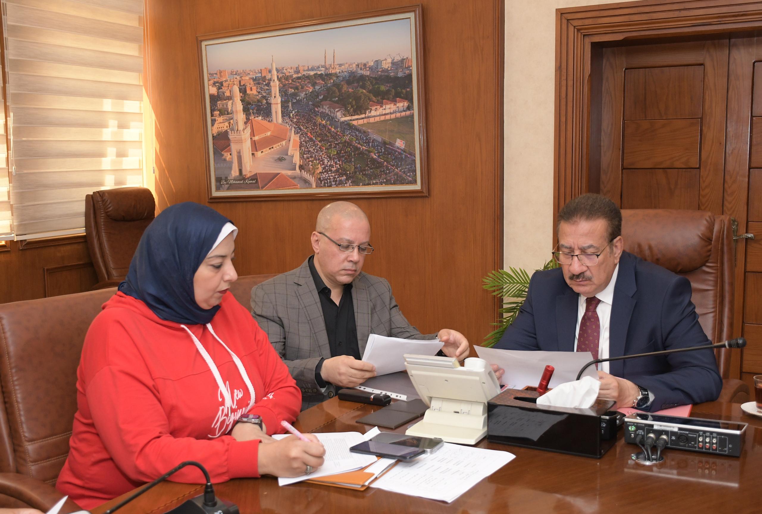 محافظ بورسعيد يواصل لقاءاته مع المواطنين