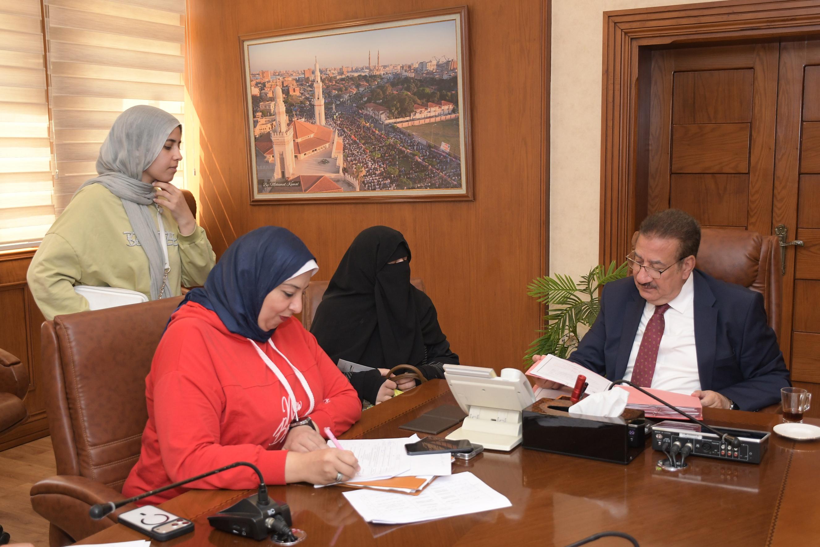 محافظ بورسعيد خلال لقاءاته مع المواطنين