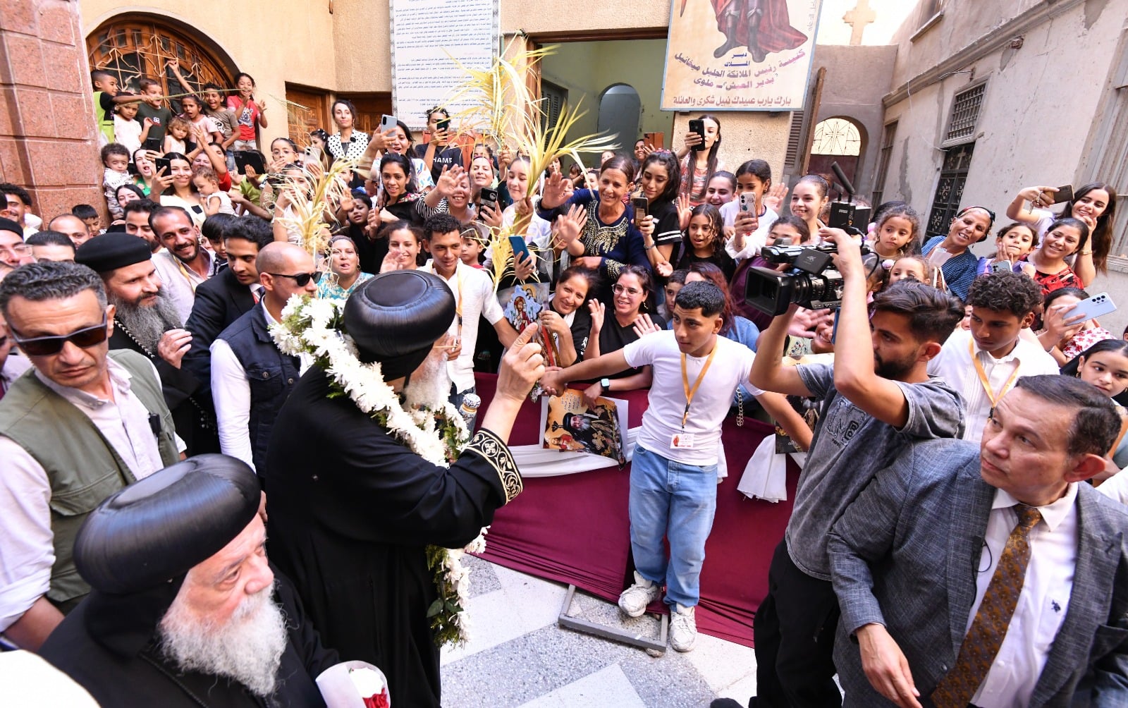 جانب من زيارة قداسة البابا للدير جانب من زيارة قداسة البابا للدير