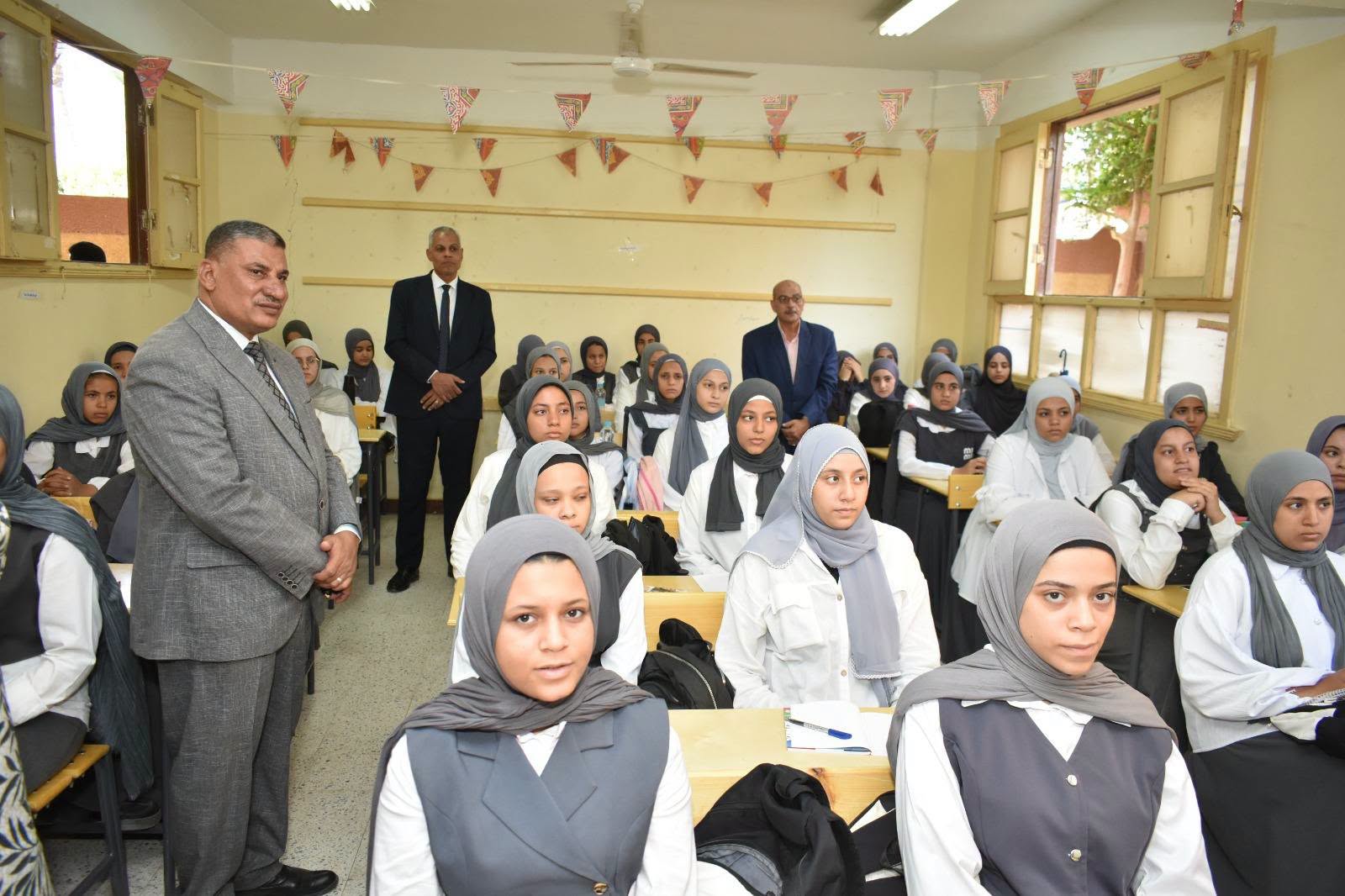 مع الطالبات بالفصول
