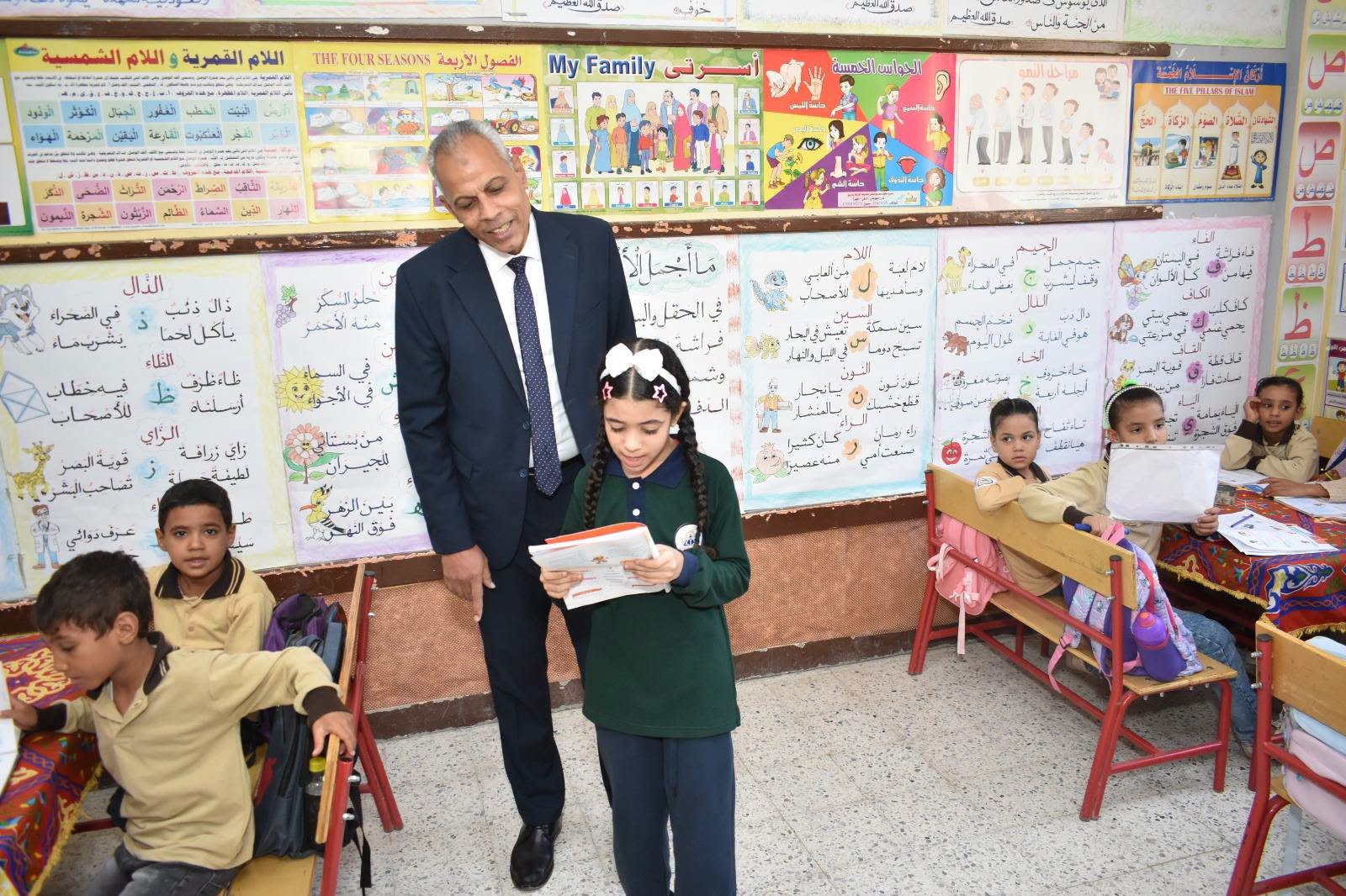تلميذه تقرا الدرس