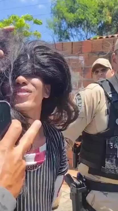تنكر فى امرأة