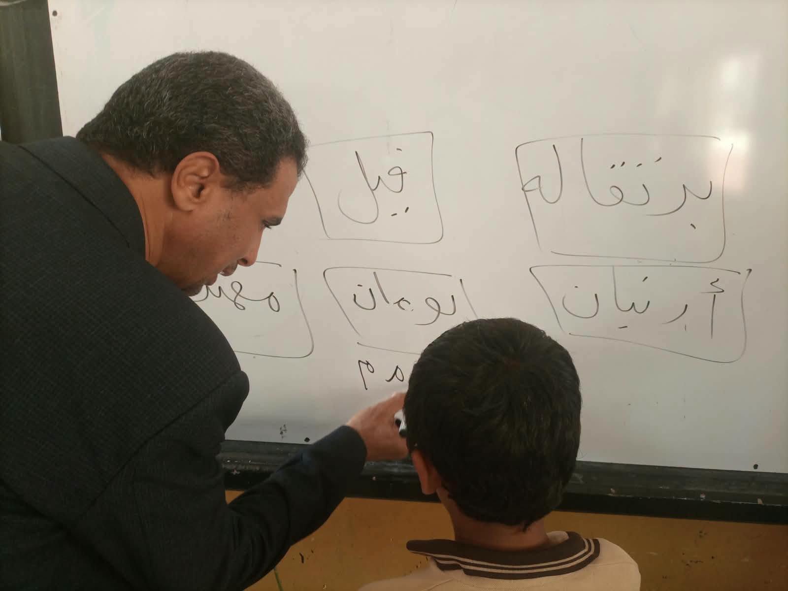 وكيل تعليم كفر الشيخ يختبر الطلاب في القراءة والكتابة