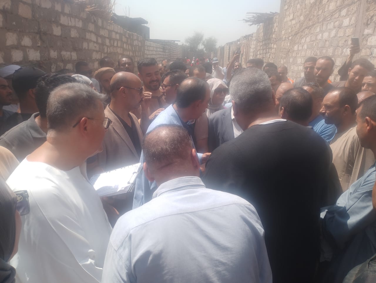 المحافظ يستمع للأهالى المحافظ يستمع للأهالى