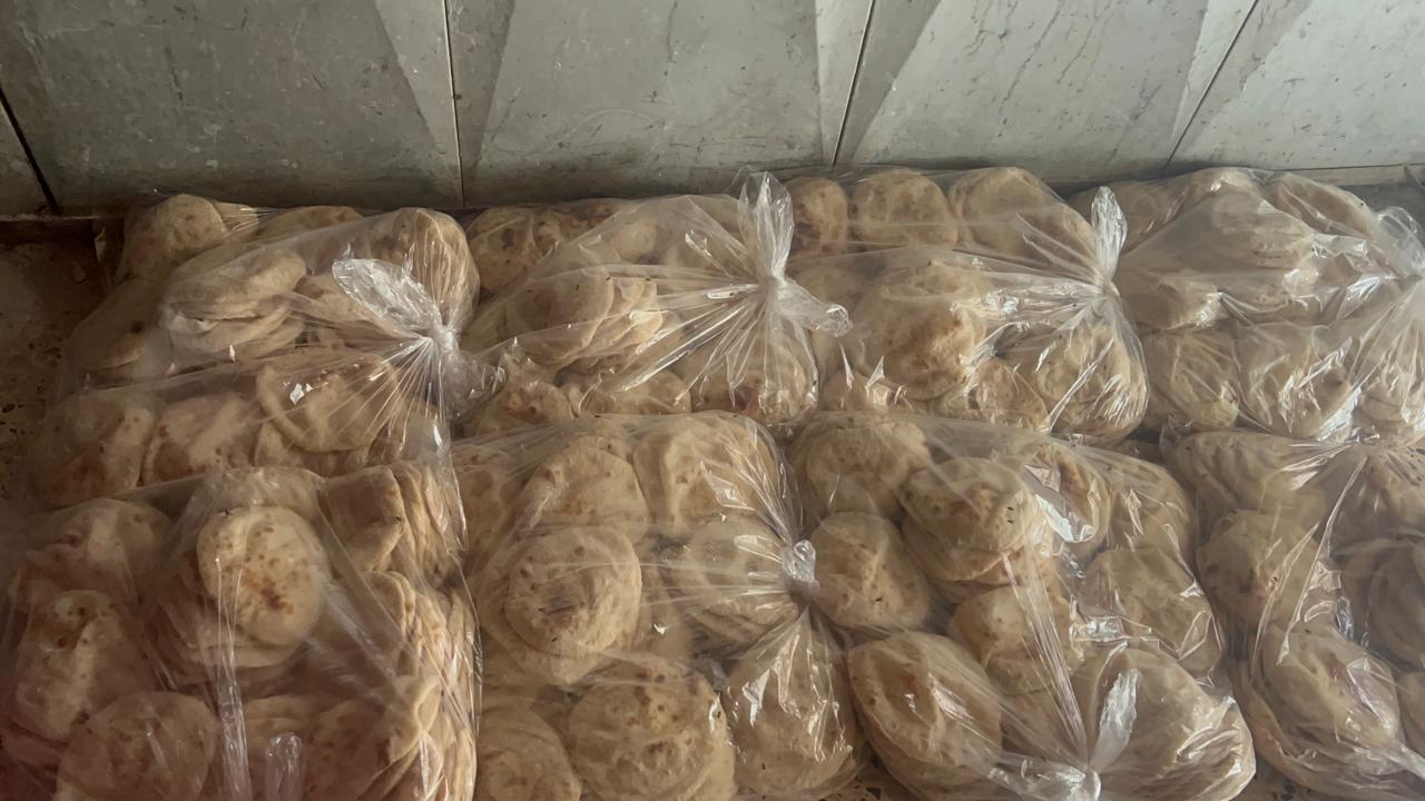 سيدة التروسيكل تحضر الخبز لبيعه