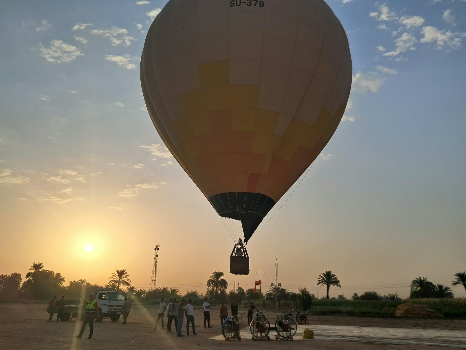 العمل فى تجهيز البالون للتحليق بأرض مطار البالون