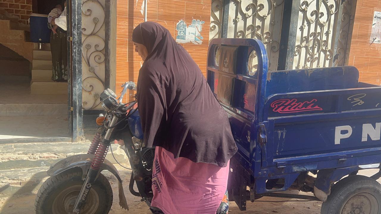 سيدة التروسيكل في بداية يومها