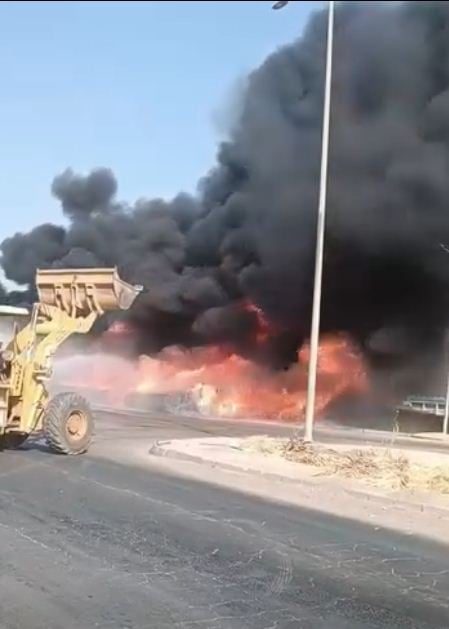 السيطرة على حريق مواسير (1)