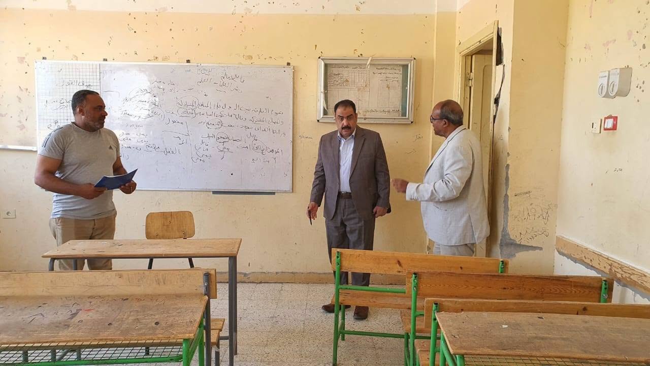 متابعة التجهيزات داخل الفصول المدرسية حول الأقصر