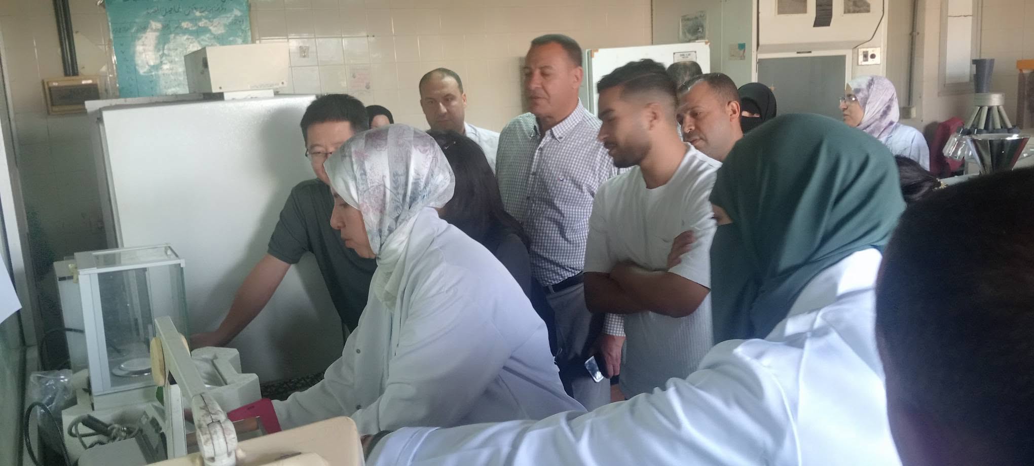 جانب من اجراء التجارب بحضور الوفد الصيني جانب من اجراء التجارب بحضور الوفد الصيني