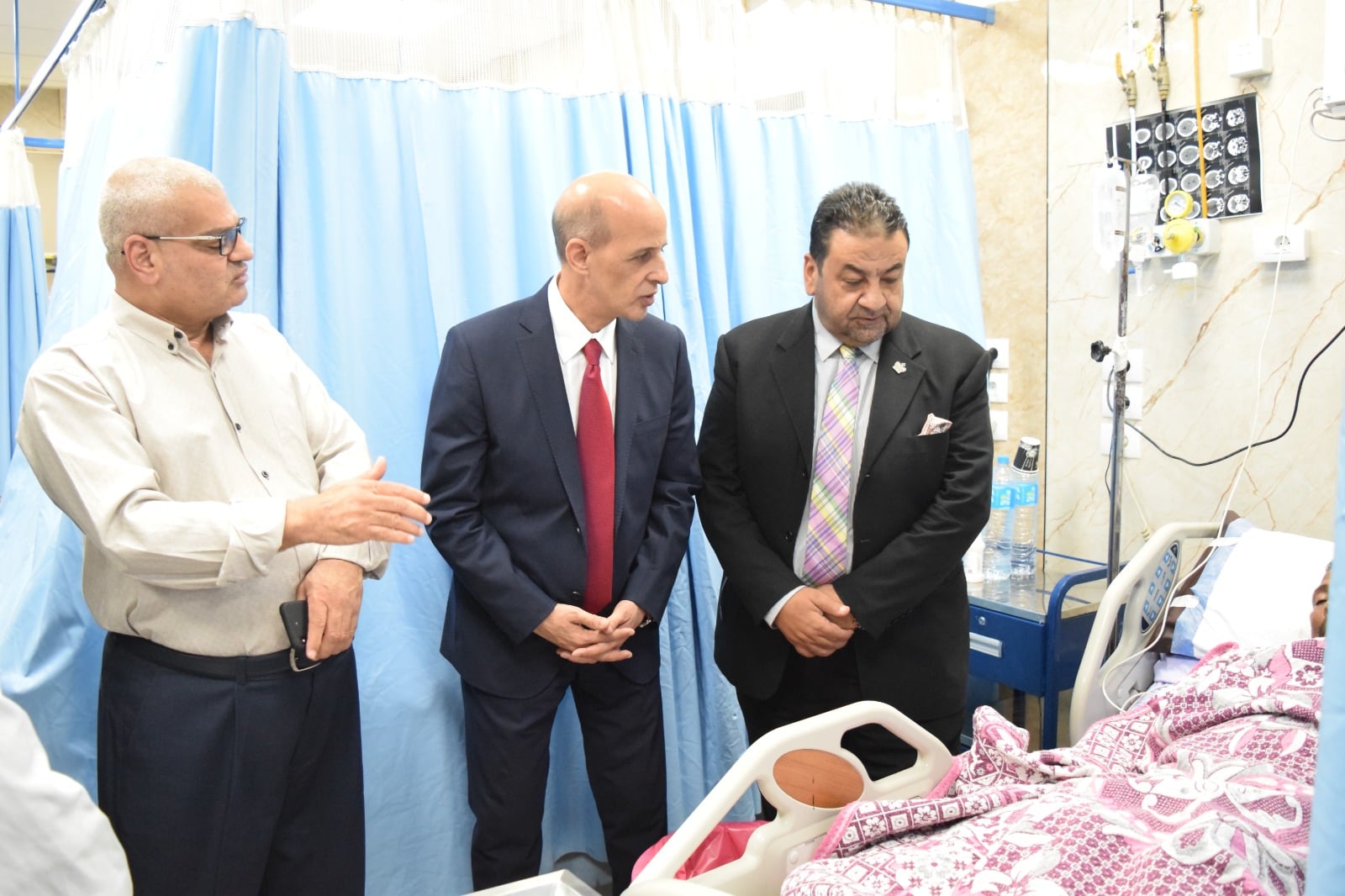 رئيس جامعة بني سويف يزور والد الطفل محمد (1)