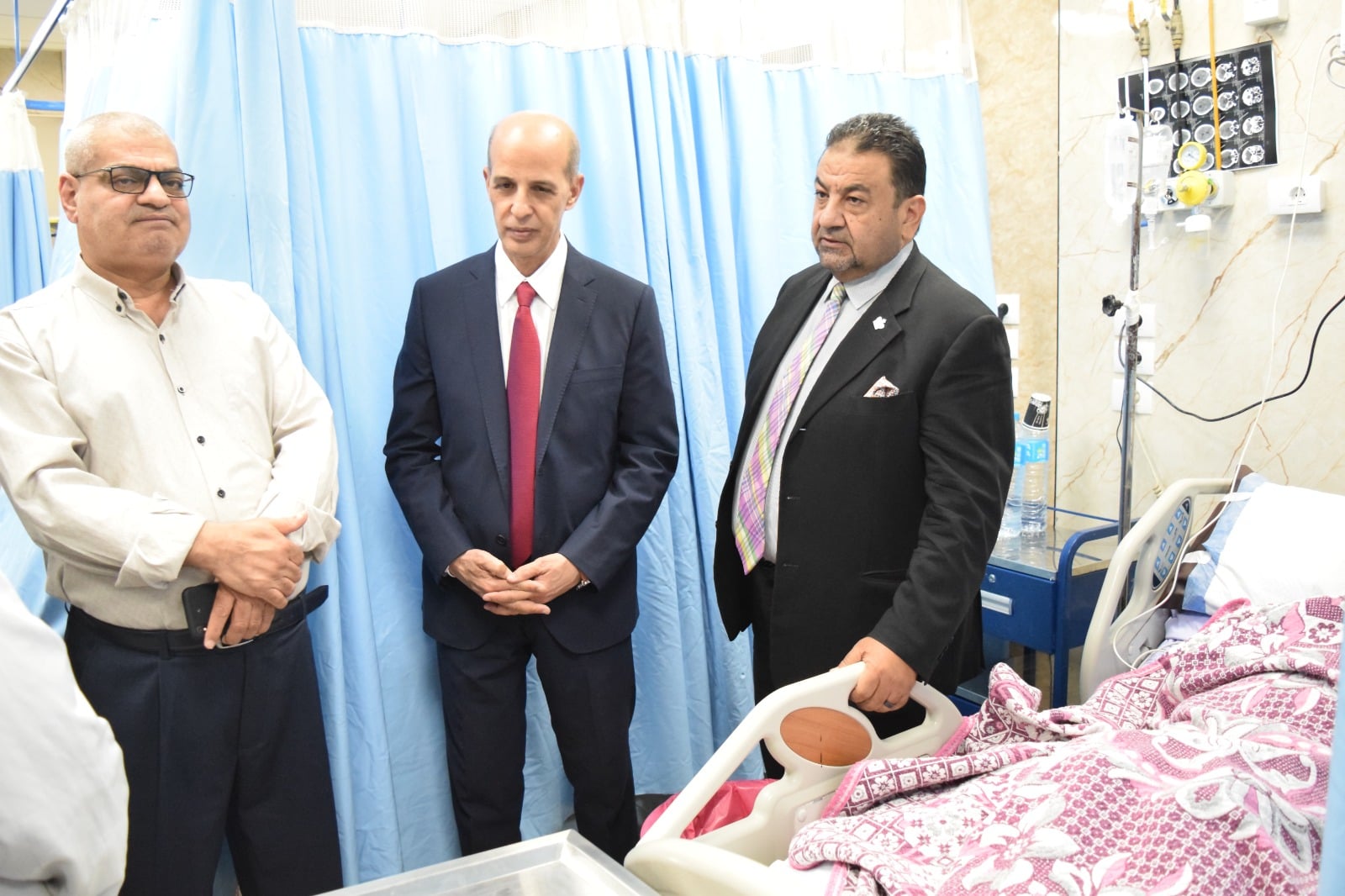 رئيس جامعة بني سويف يزور والد الطفل محمد (2)