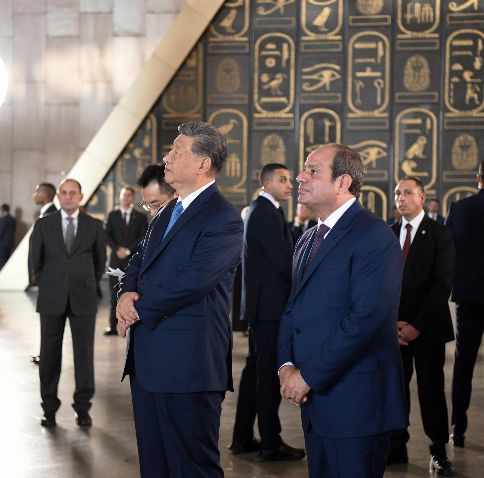 الرئيس السيسى مع الرئيس الصينى شى جين بينج فى المتحف المصرى الكبير الرئيس السيسى مع الرئيس الصينى شى جين بينج فى المتحف المصرى الكبير