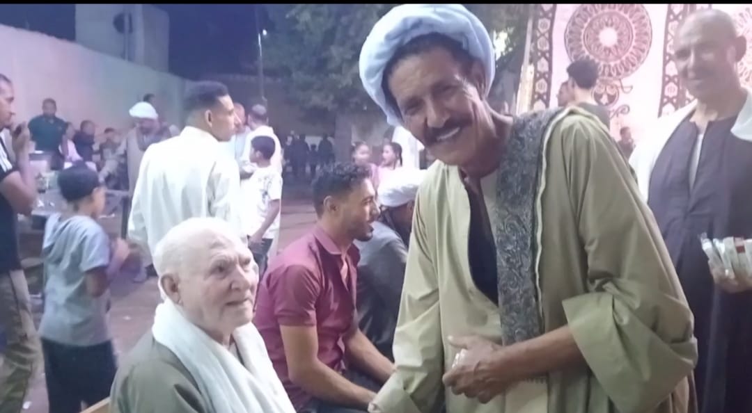 استقبال عدد  من الحضور بالاحتفالية بقرية الهامية