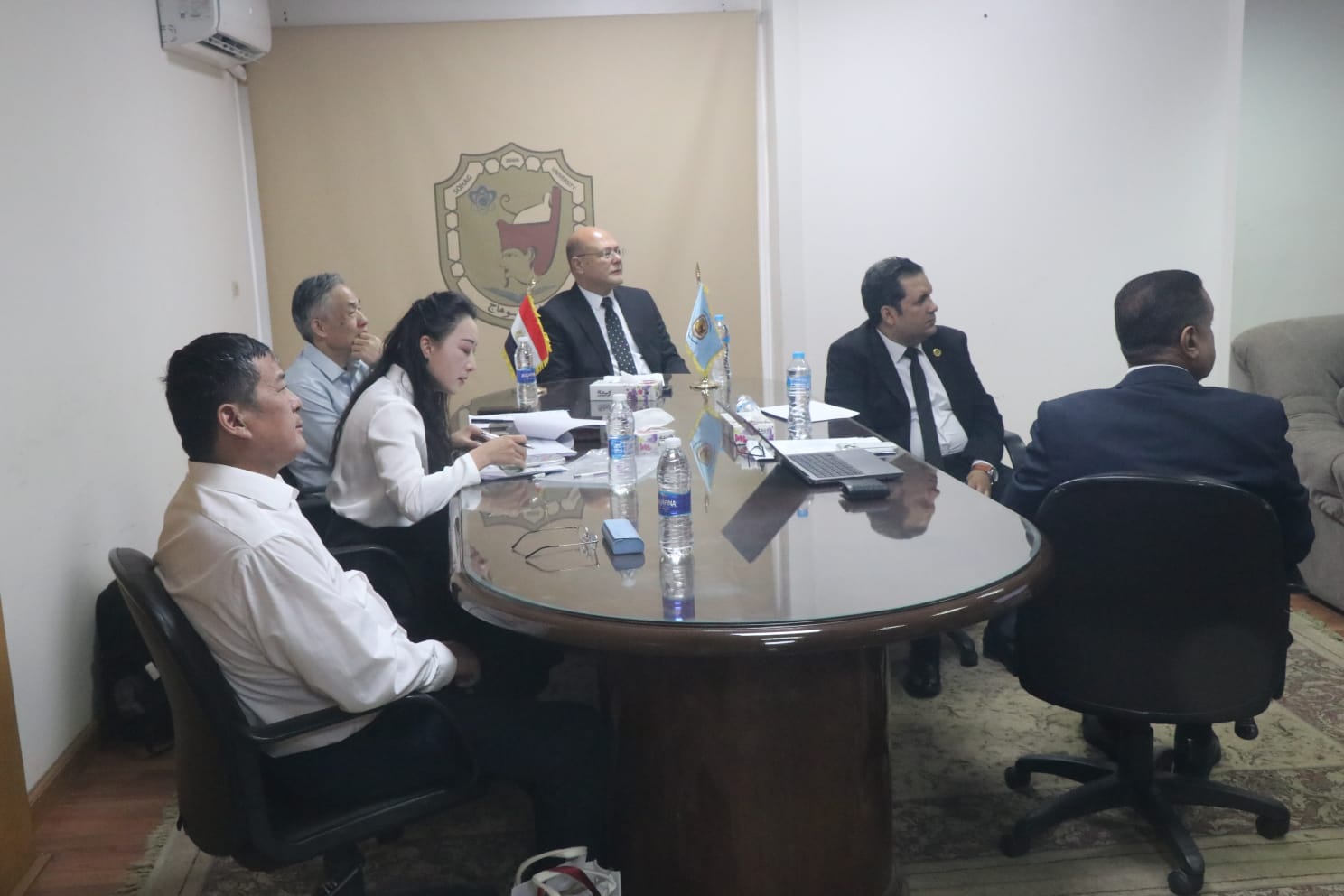عرض الشركة بين الجانبين