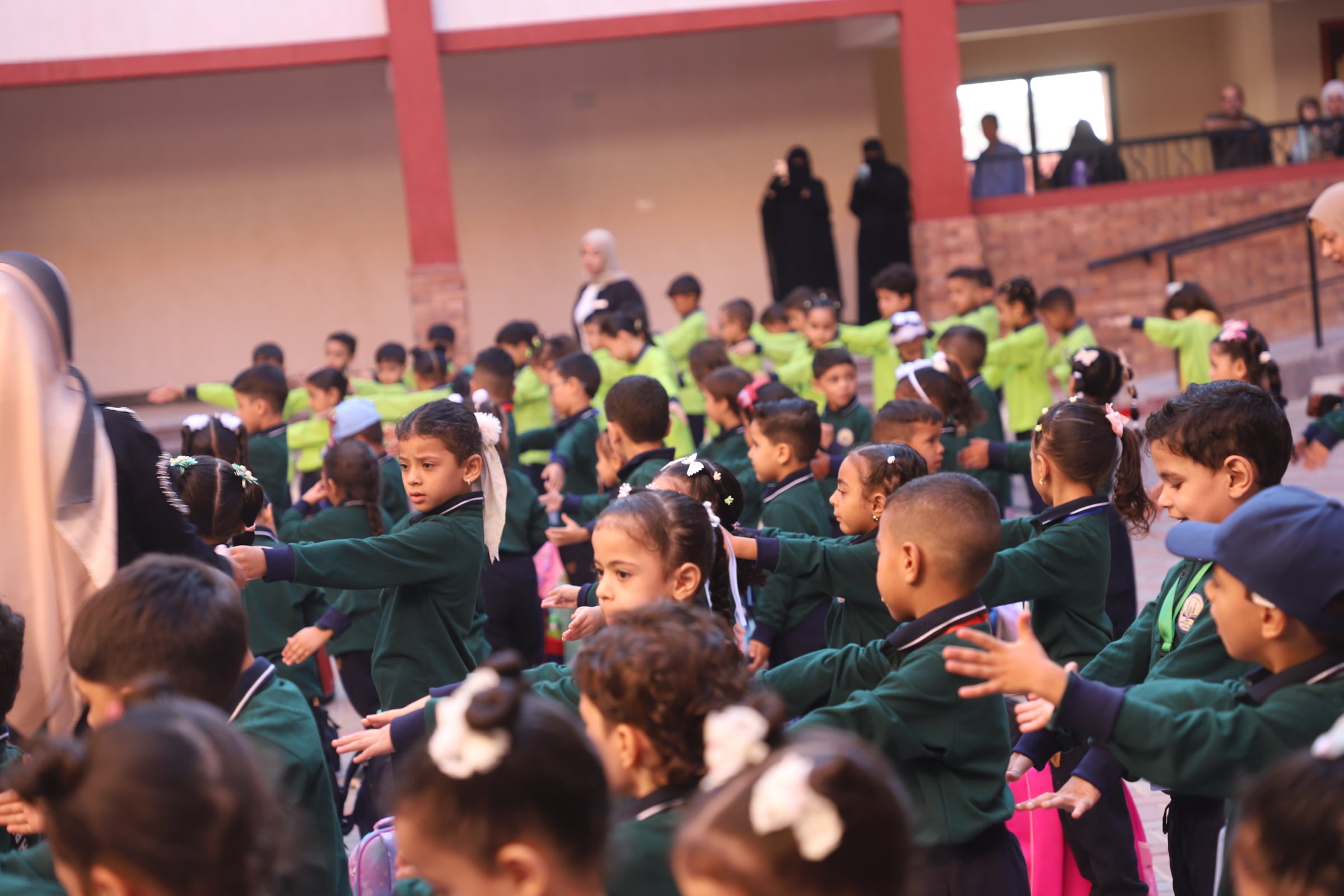 الطلاب بعد افتتاح المعهد النموذجي 