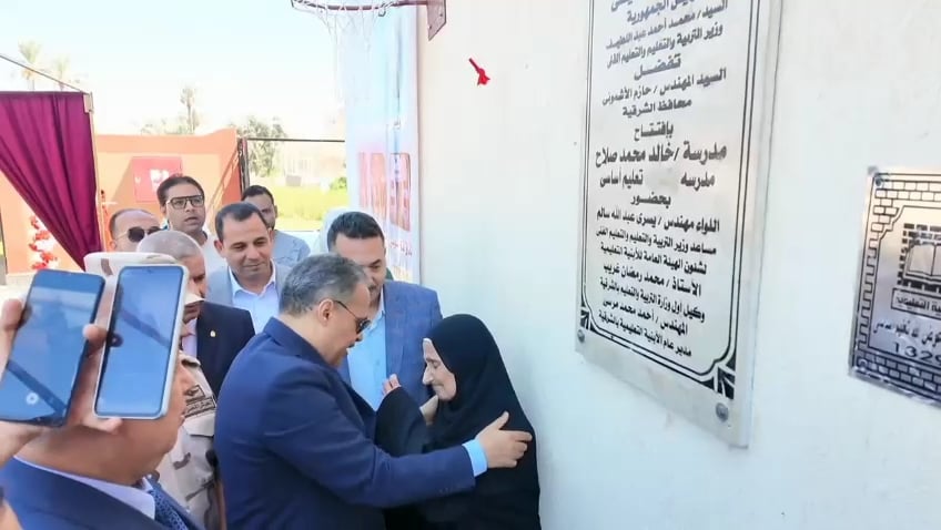 الدموع تغلب عين الام