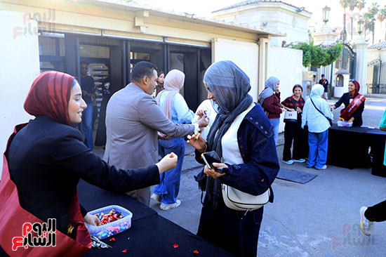 استقبال الطلبة الجدد بالورود بجامعة القاهرة استقبال الطلبة الجدد بالورود بجامعة القاهرة