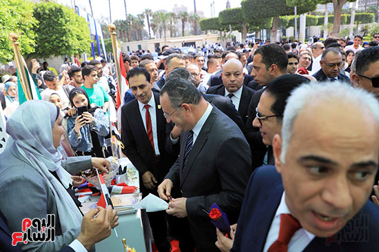 الوزير يتفقد بعد الاعمال المعروضة الوزير يتفقد بعد الاعمال المعروضة