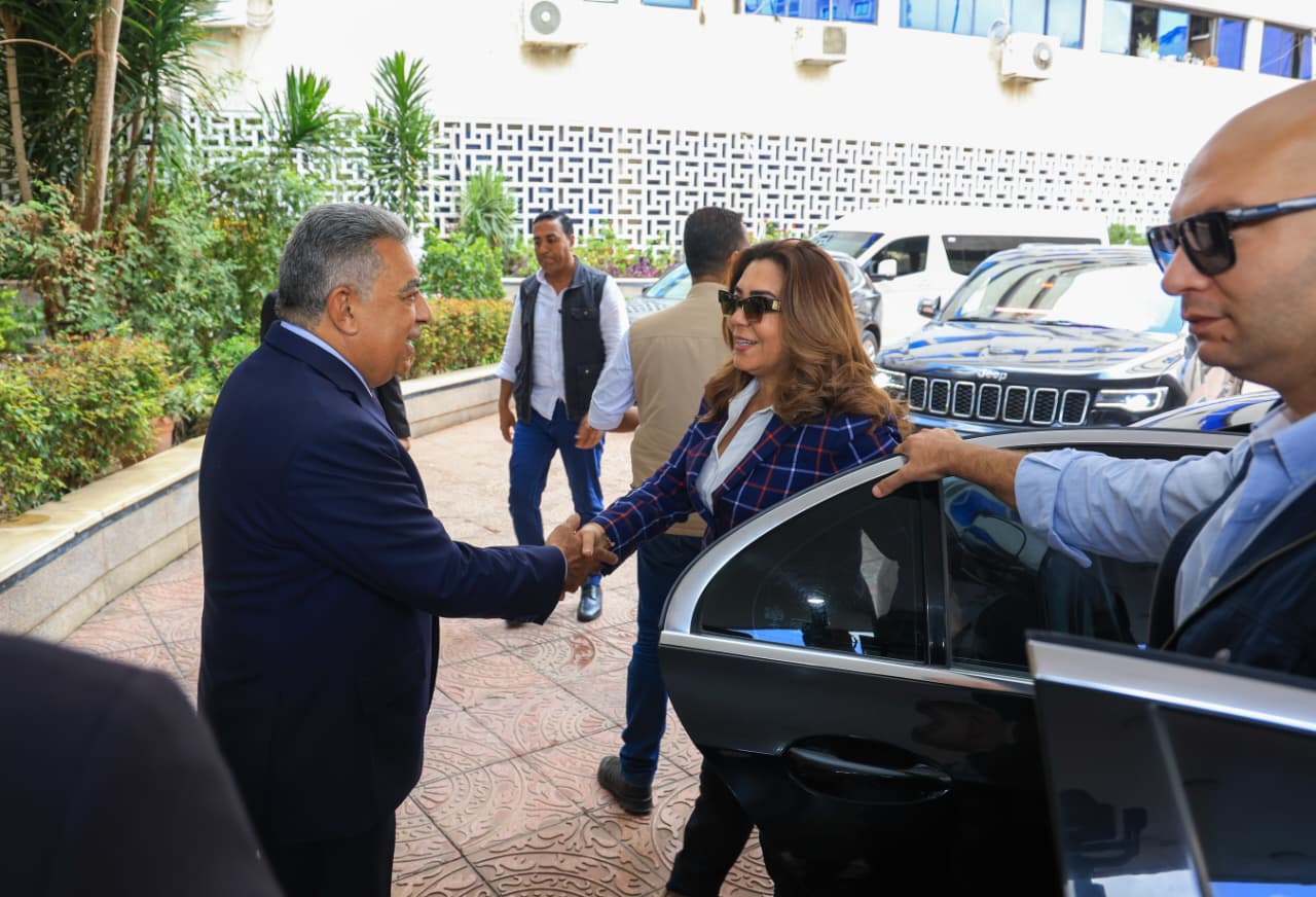 خلال وصول الدكتورة منال عوض وزيرة التنمية المحلية والبيئة لمقر محافظة الدقهلية
