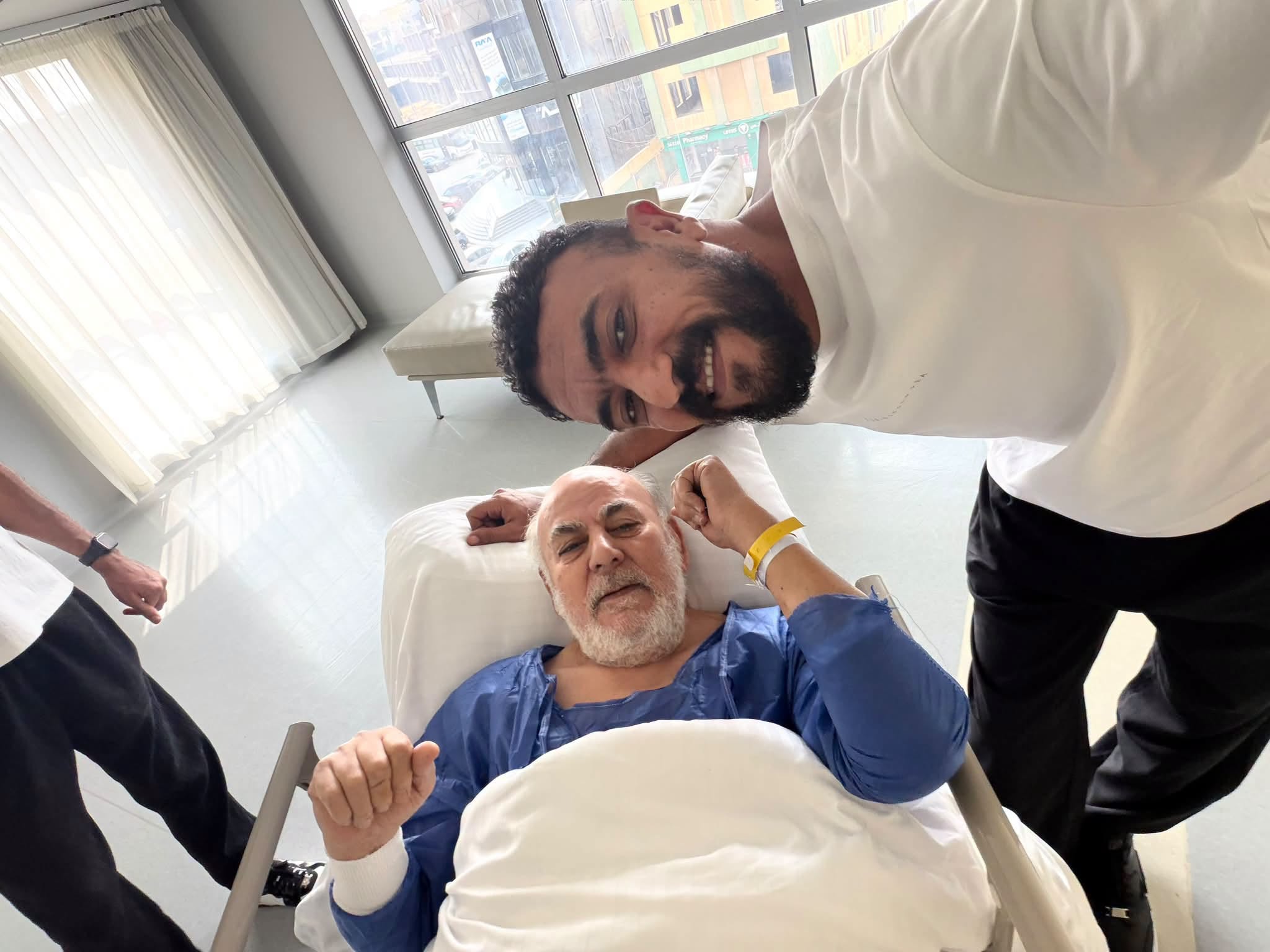احمد العوضي يرافق والده بالمستشفى