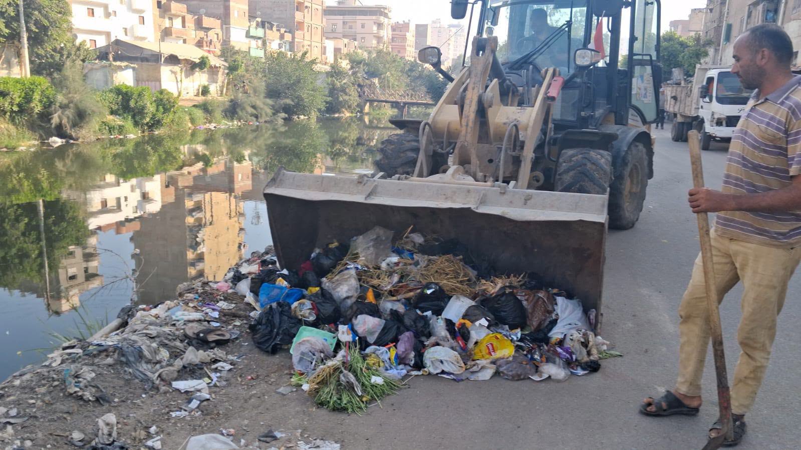 رفع القمامة من جانبي الترع والمصارف