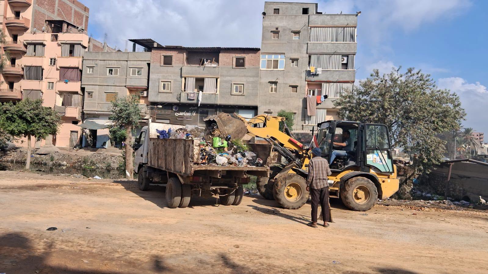 رفع القمامة من جانبي الترع