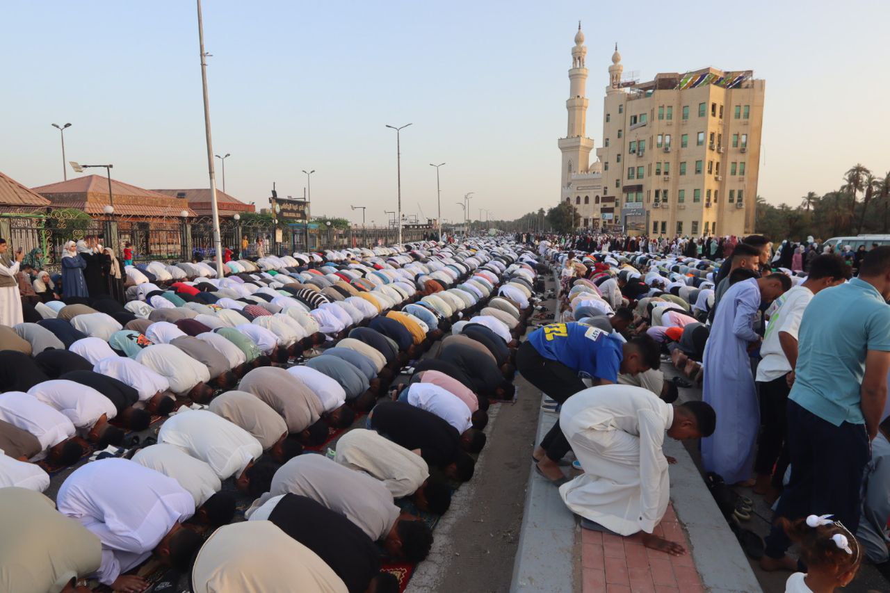 صلاة العيد بساحات المسجد صلاة العيد بساحات المسجد