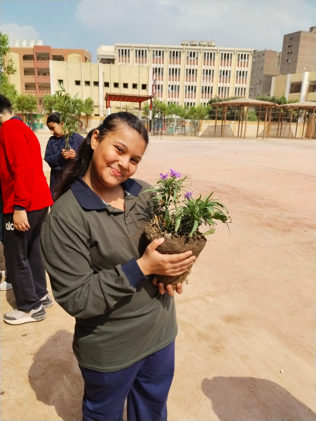 تدريب طلاب الجيزة على زراعة الأشجار (8)