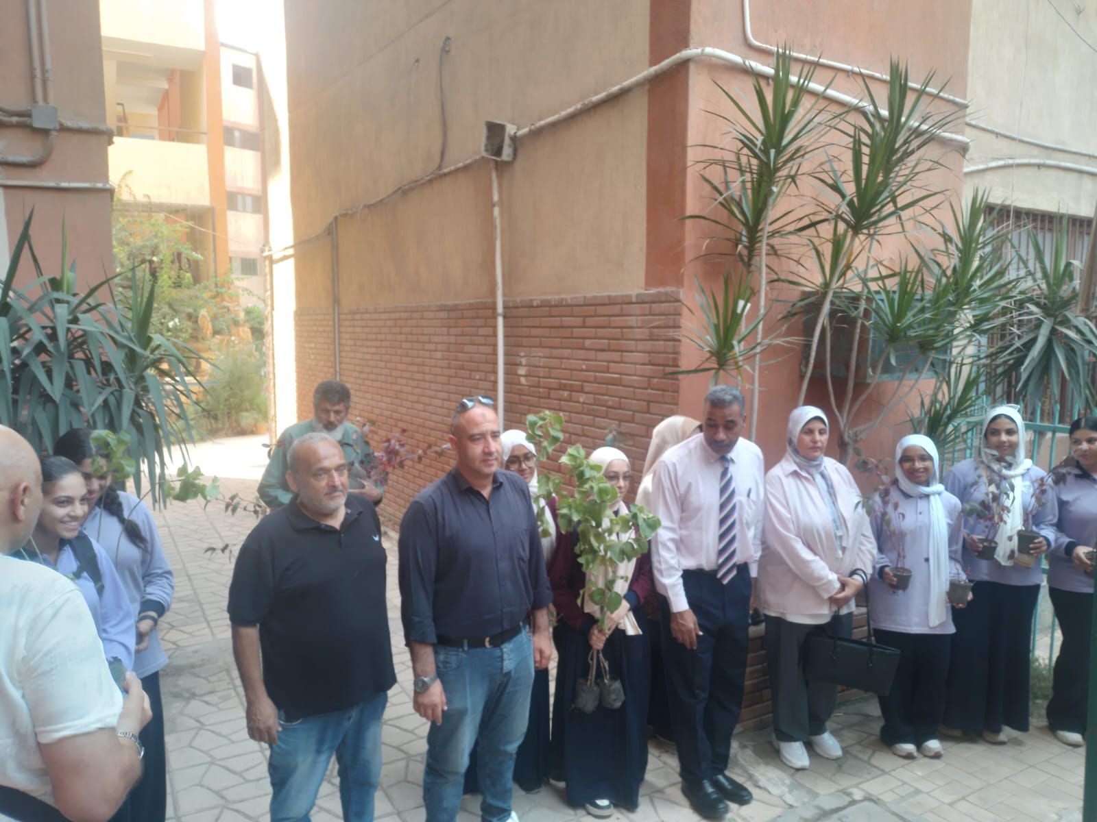 تدريب طلاب الجيزة على زراعة الأشجار (4)