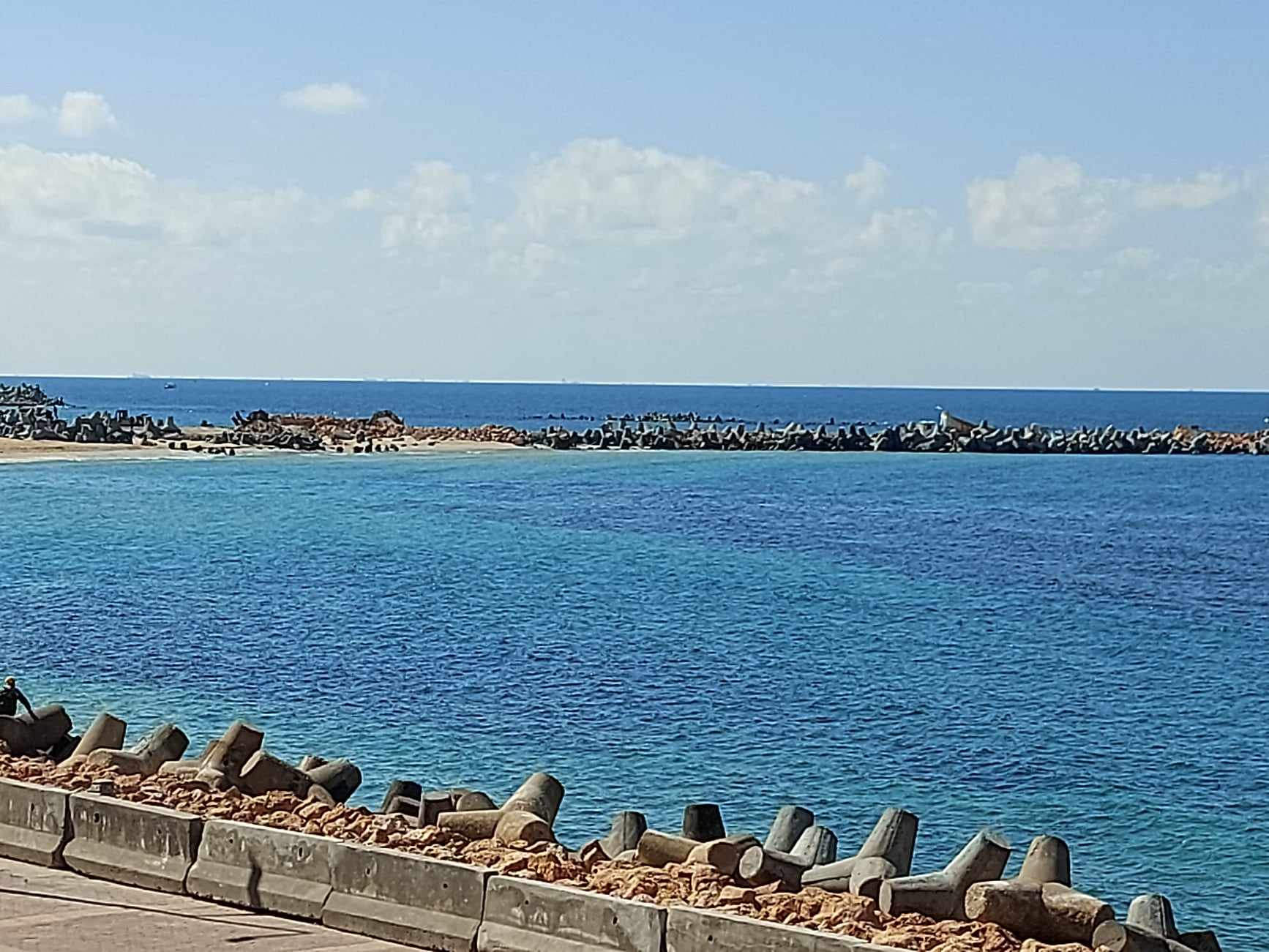 المشروعات بطول الساحل